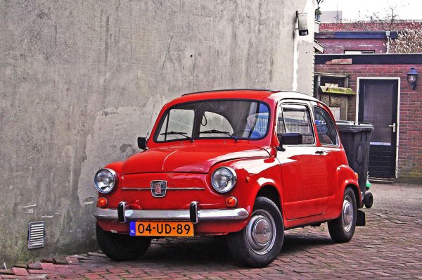 Автомобилите, внесени в Югославия след Втората световна война, са обложени с 41% мито. Това  означав, че само най-богатите могат  да си ги позволят. Единственият начин за мнозина е да използват местни автомобили. Zastava вижда възможност и сключва сделка с Fiat за производството на 600 в Югославия. Той става Zastava 750. Въпреки че двете коли са идентични, 750 е малко по-дълъг от Fiat 600.